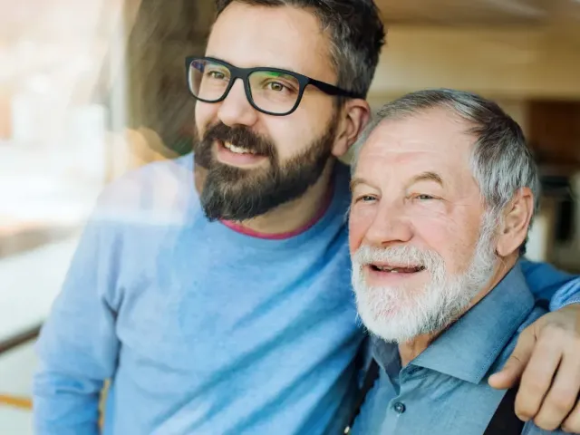 vader en zoon die elkaar vasthebben