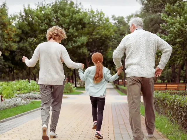 opa en oma met kleinkind